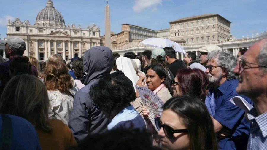 Silêncio em meio à multidão: a despedida do papa na praça São Pedro