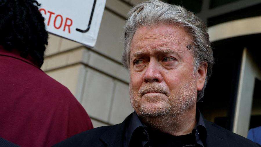 Ex-estrategista de Trump, Steve Bannon deixa prisão a uma semana da eleição