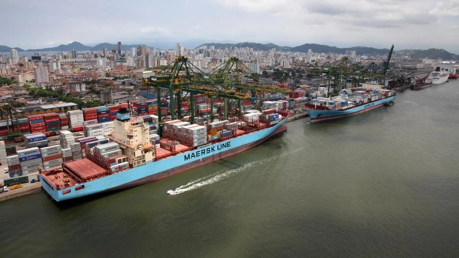 Brasil perde bilhões com portos saturados e navios com 5 gerações de atraso