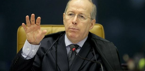 Em despedida, Celso vê privilégio e vota contra Bolsonaro depor por escrito