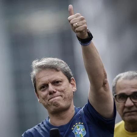 Tarcísio confirma encontros, mas nega conversa sobre golpe com Bolsonaro