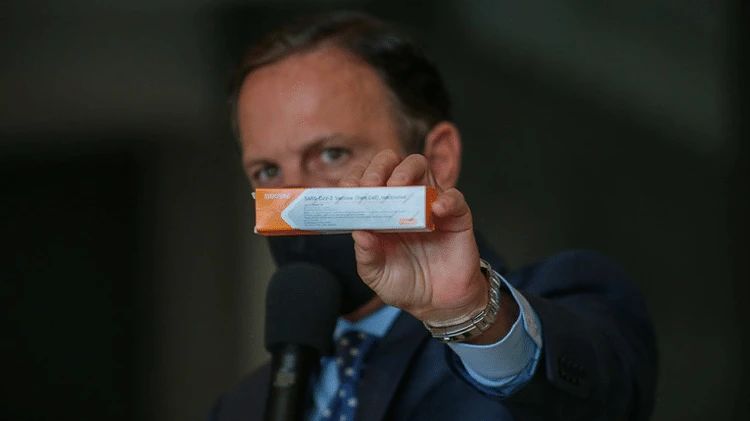 'Gol contra', diz secretário sobre ação de Bolsonaro contra CoronaVac
