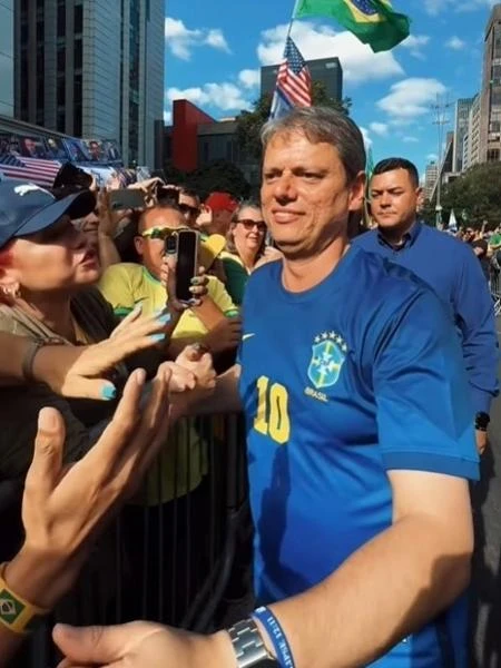 Por que Tarcísio usa azul em manifestações de Bolsonaro? Semiótica explica
