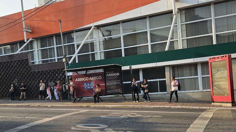 'Cansa dobrado': calor e ar seco pioram rotina em ônibus e trens de SP