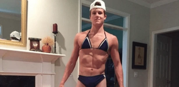Mulher responde comentário atrevido online com foto do irmão de biquíni