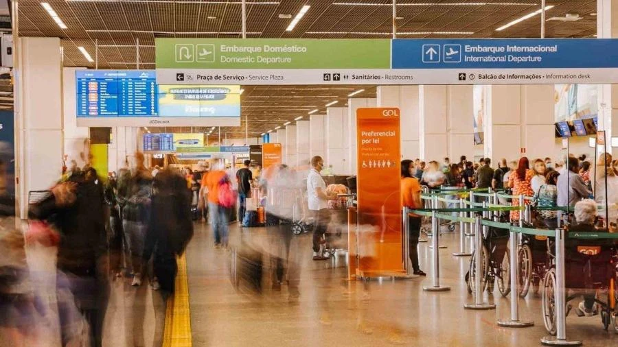 'Só se for uma bomba': Mulher faz piada sobre mala e é presa em aeroporto