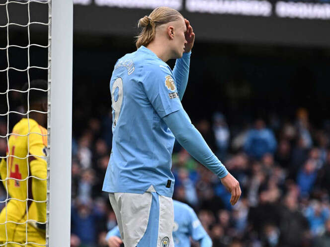 ¡No me lo va a creer mi mamá! Haaland se come un gol en el Derbi de Manchester