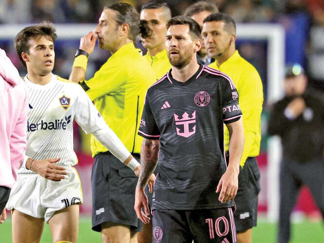 Messi negó el jersey al árbitro, que era un músico