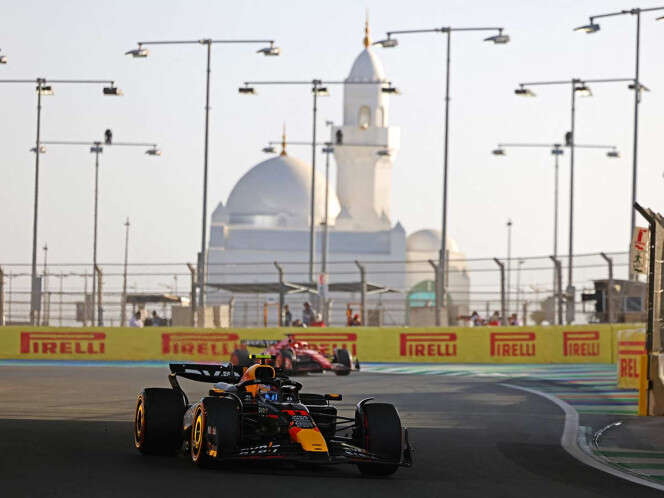 'Checo' Pérez finalizó quinto en Práctica 2 en Arabia; Alonso sorprendió