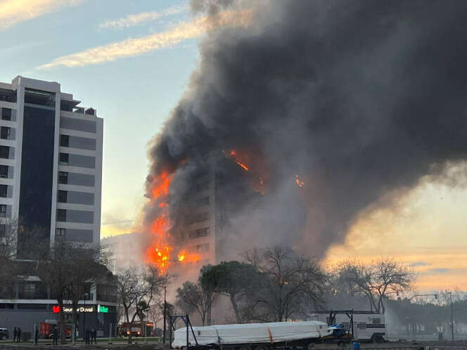 Se incendia edificio habitacional en Valencia, España; graban VIDEO del momento