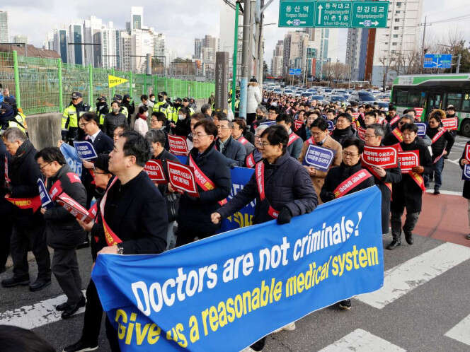 Corea del Sur planea suspender las licencias de médicos jóvenes que están en huelga