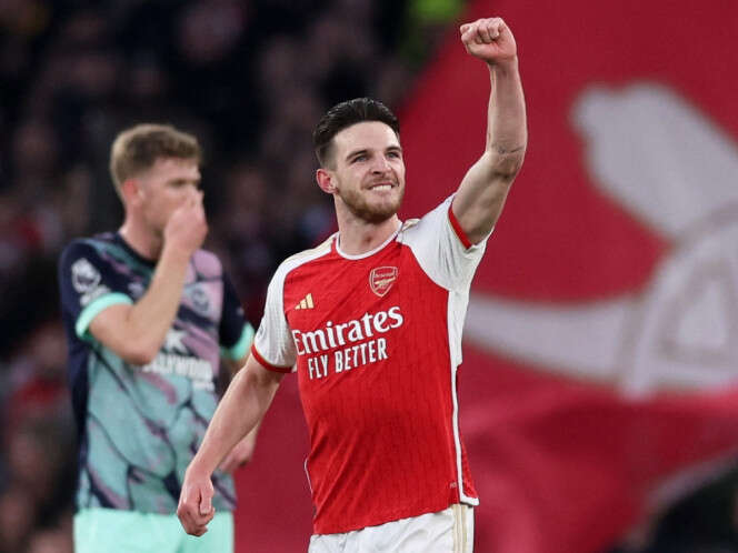 Arsenal toma liderato en Premier League previo al 'choque de trenes'