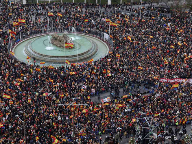 Oposición española realiza protesta masiva contra ley de Amnistía; piden que Sánchez dimita