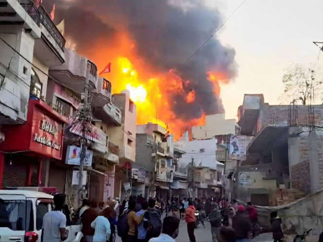 Incendio de una fábrica de pintura en India deja 11 muertos; graban VIDEO del momento