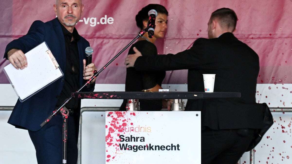 Wagenknecht mit Farbe bespritzt