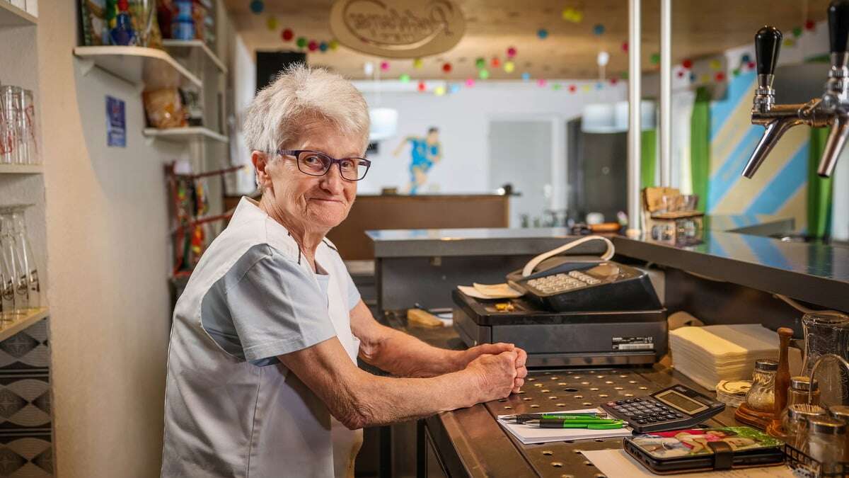 80 Jahre alt und jeden Tag in ihrer Kneipe: Warum die Radebergerin Helga Jäschke ein echtes Original ist