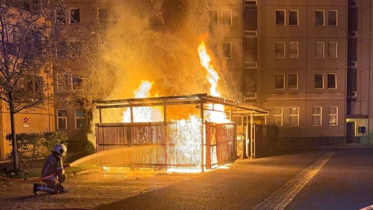 Mülltonnen in Dresdner Neustadt stehen in Flammen