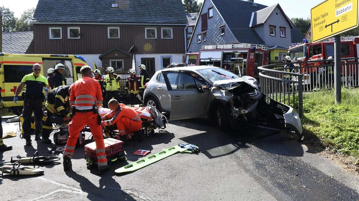 Frontalzusammenstoß mit Pkw und Rettungswagen in Altenberg