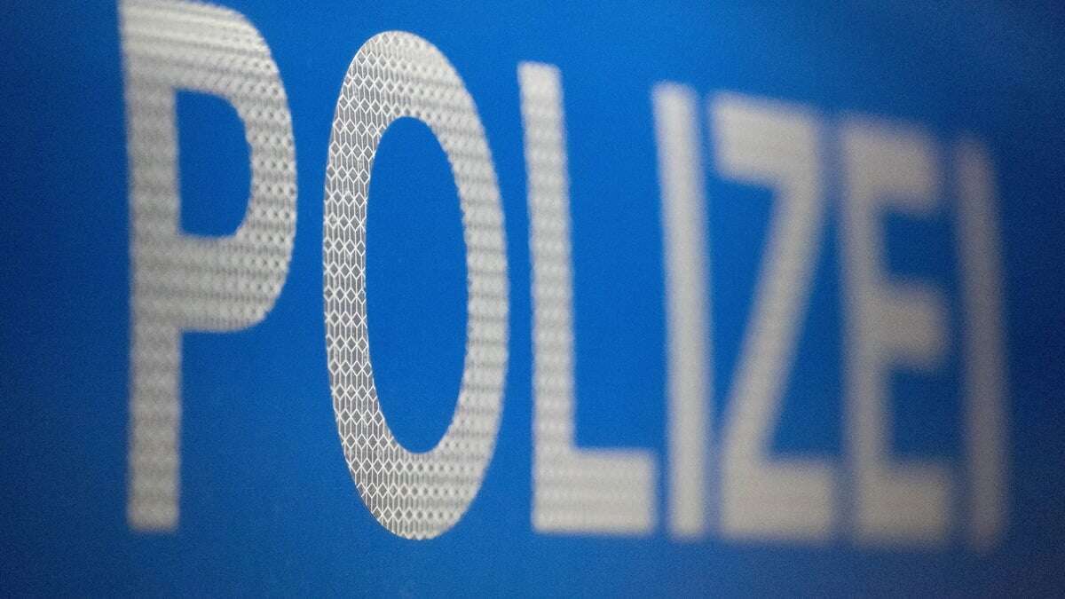 Weil er nicht kontrolliert werden will: Mann fährt fast einen Polizisten um