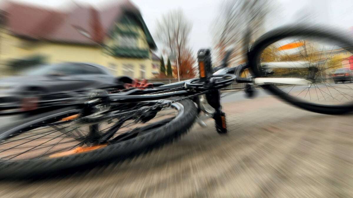 Radler in Radebeul angefahren, Zeugen gesucht: Der Polizeibericht