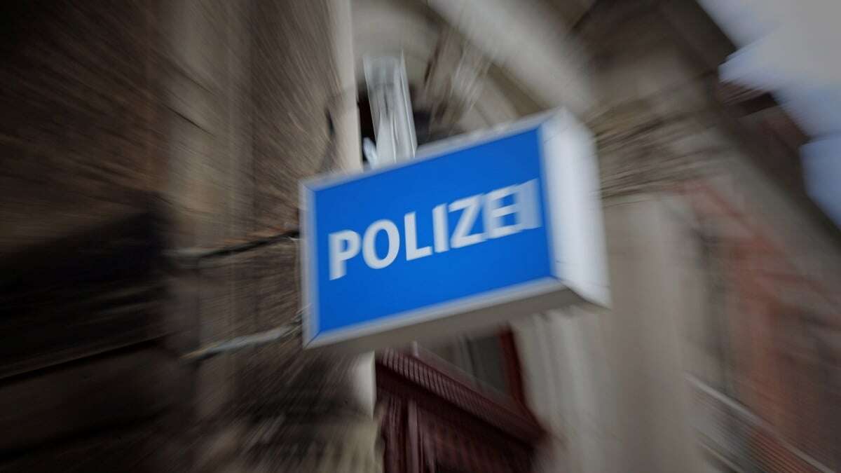 Aus dem Polizeibericht: Verkäuferin setzt bewaffneten Ladendieb fest