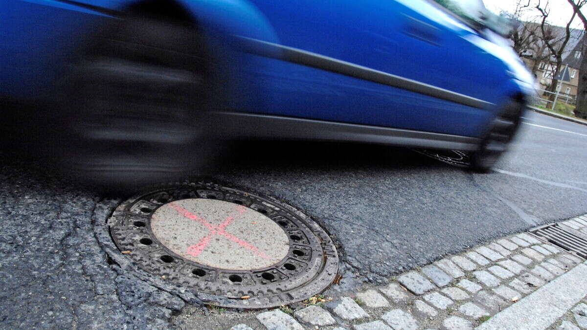 B172 in Pirna nur einspurig: Stadtwerke wechseln Kanaldeckel aus