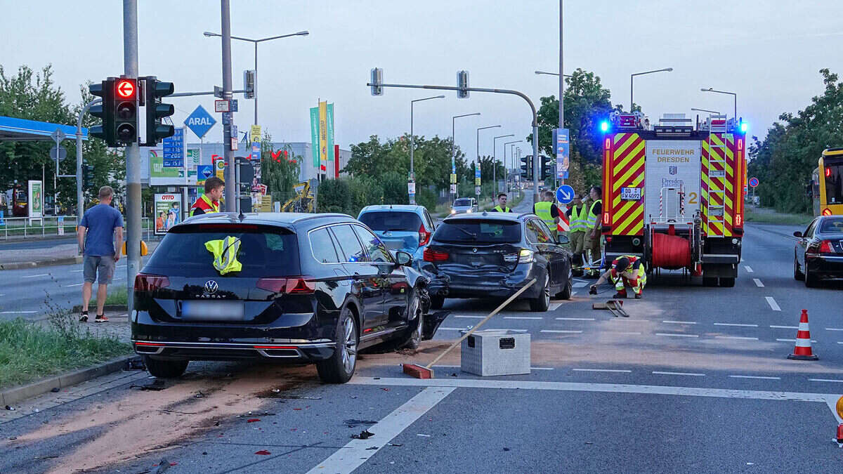 Ein Verletzter bei Unfall mit drei Autos in Dresden-Übigau