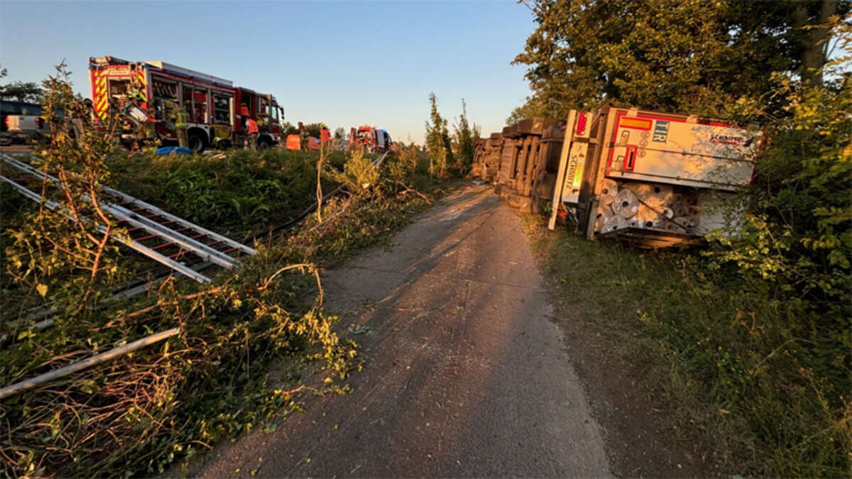 Lkw rammt auf der A4 Pannenauto und kippt in den Graben