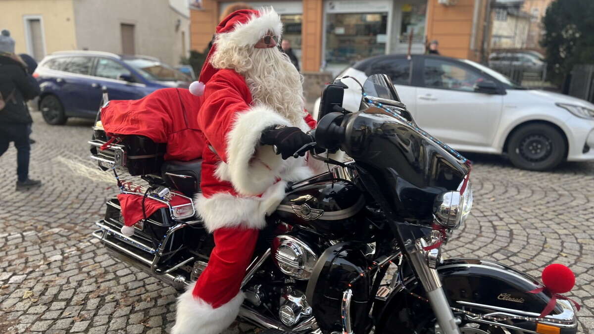 Radebeul: Weihnachtsmann kam mit einer Harley angesaust