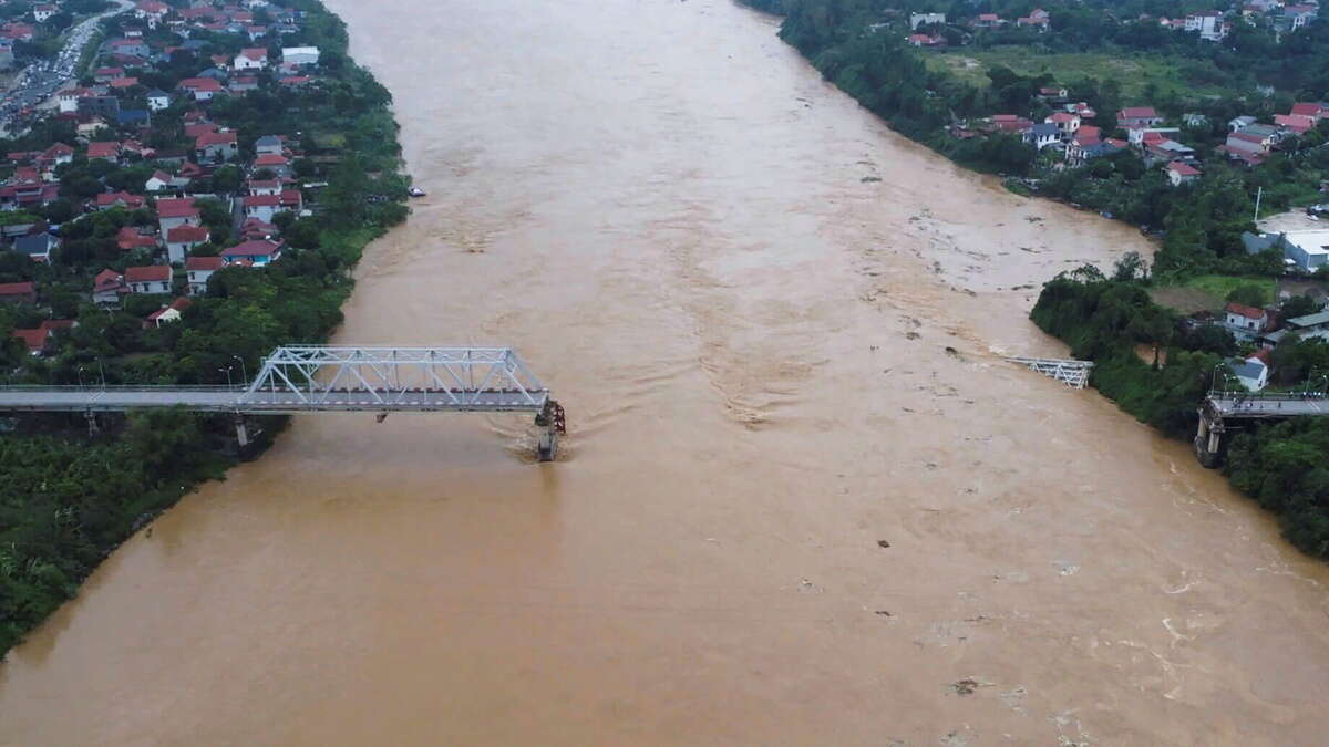 Brücke in Vietnam in Fluss gestürzt - Suche nach Vermissten