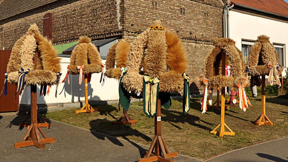 19 Erntekronen beim 19. Dorf- und Erntefest in Drachhausen