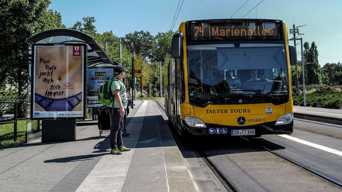 Unfall in Dresden: Busfahrer klappt Rampe ein und verletzt Rollstuhlfahrer