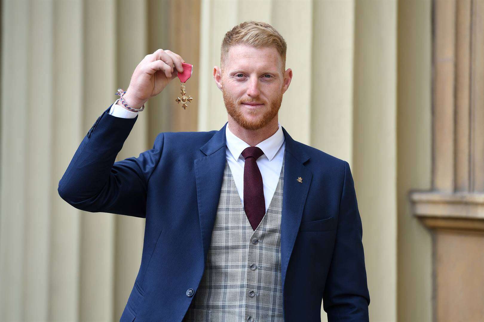 Ben Stokes se vrou, kinders tuis toe inbrekers skatte steel