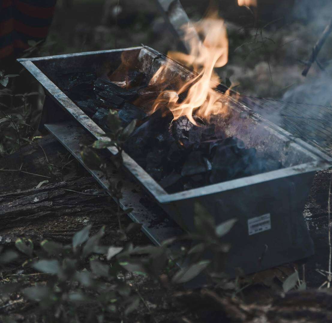 Drie sterf nadat hulle draagbare braai in slaapkamer laat staan