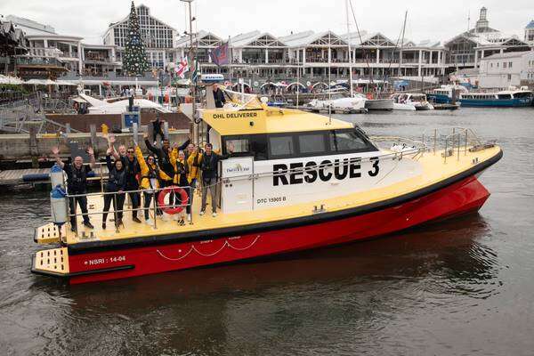 17 veilig nadat vissersboot se enjins ter see onklaar raak