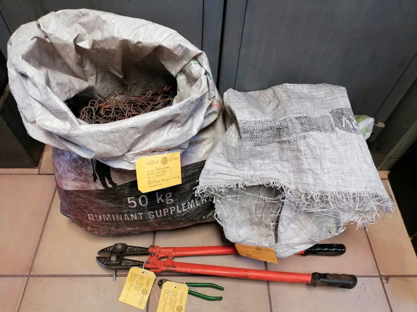 2 vas wat glo koperdraad by Kolomela-myn in N-Kaap steel