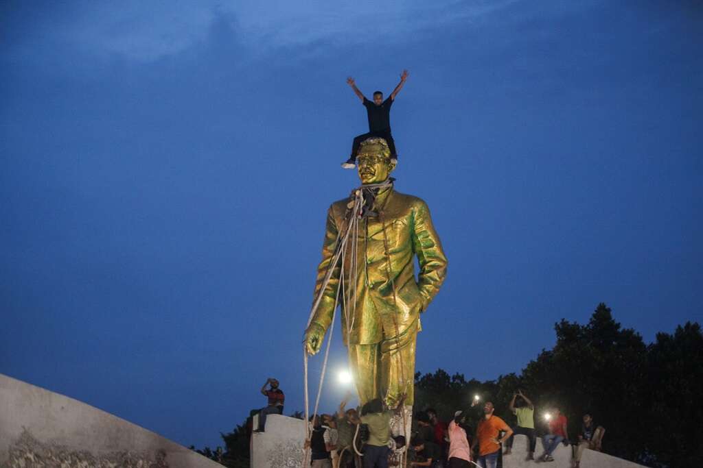 Statues smashed, 'mob rule' after Bangladesh government falls in bloody revolution