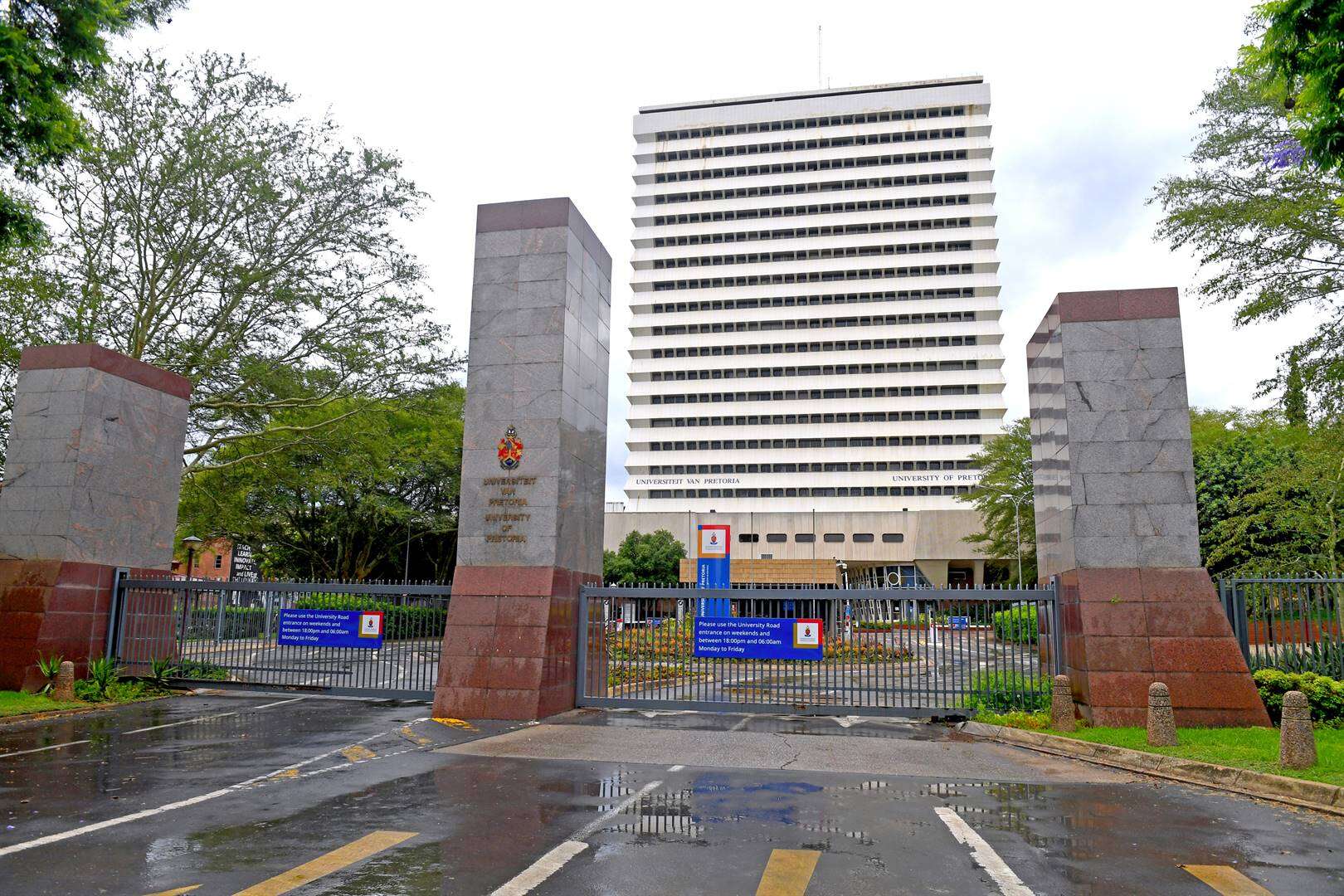 Berge aansoeke vir handjievol plekke by universiteite