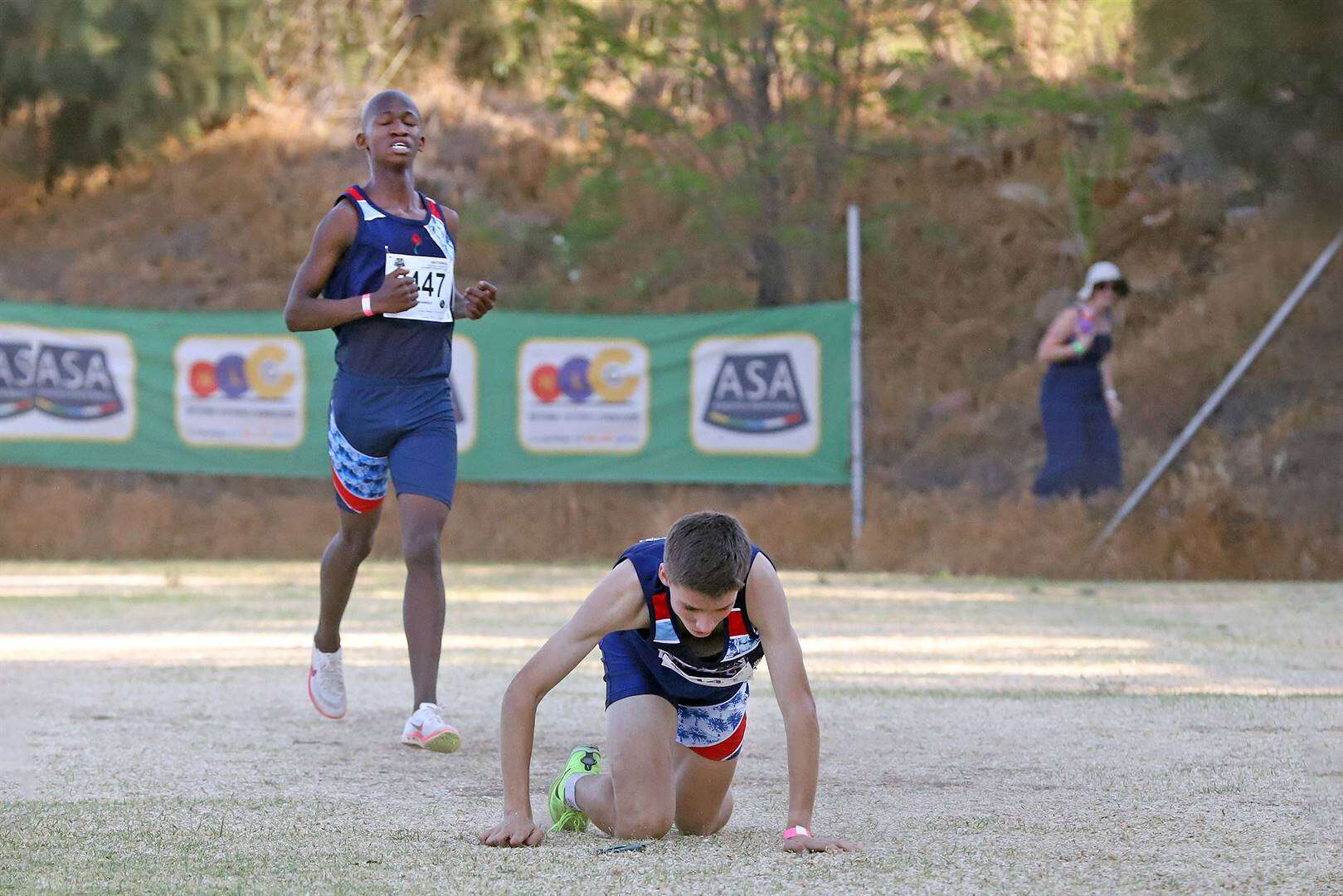 Só lyk sportmanskap: Olerato (15) help mededinger Emil (15) om op been te kom