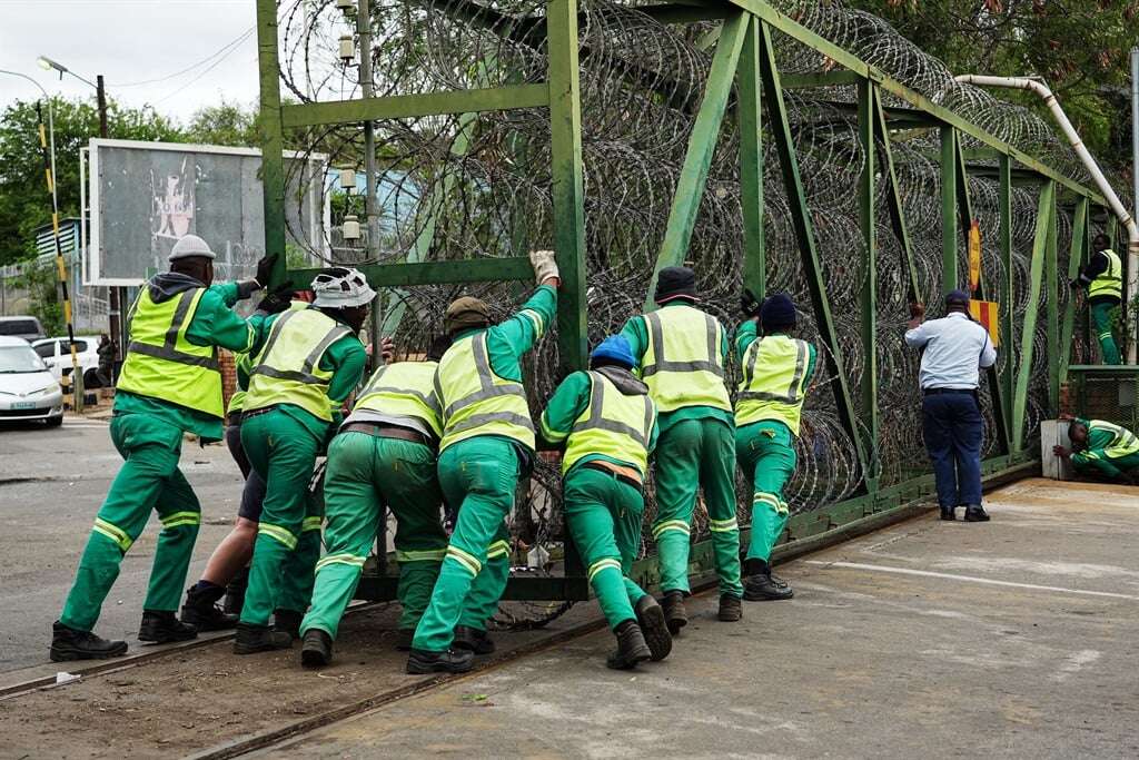 South African border reopens, but only for Mozambican nationals to return home