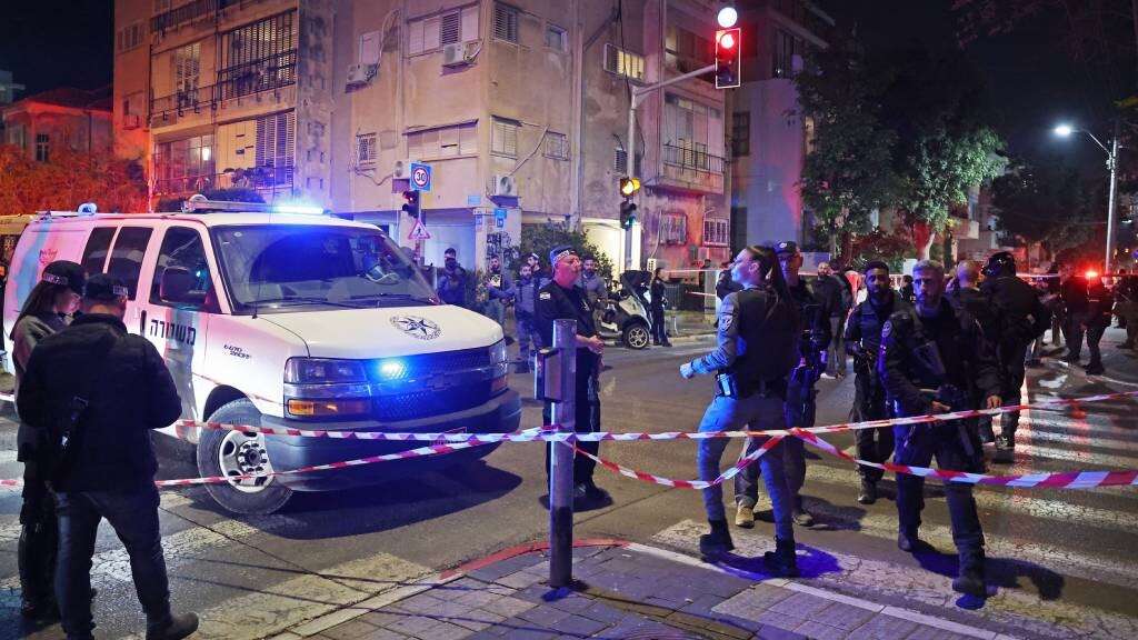 Foreign attacker killed after stabbing 5 in Tel Aviv, Hamas praises 'heroic stabbing operation'