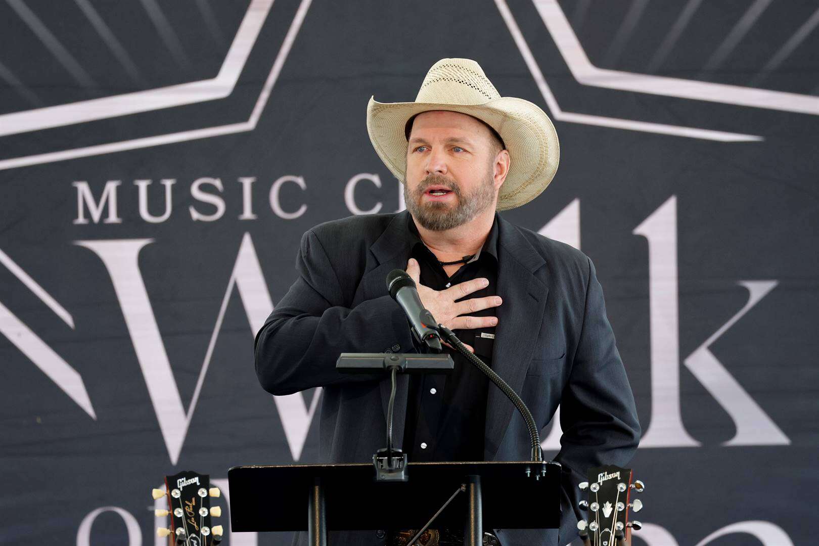 Country-ster Garth Brooks daarvan beskuldig dat hy grimeerkunstenaar verkrag