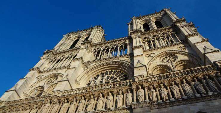 Antieke kroon weer terug in Notre Dame ná verwoestende brand