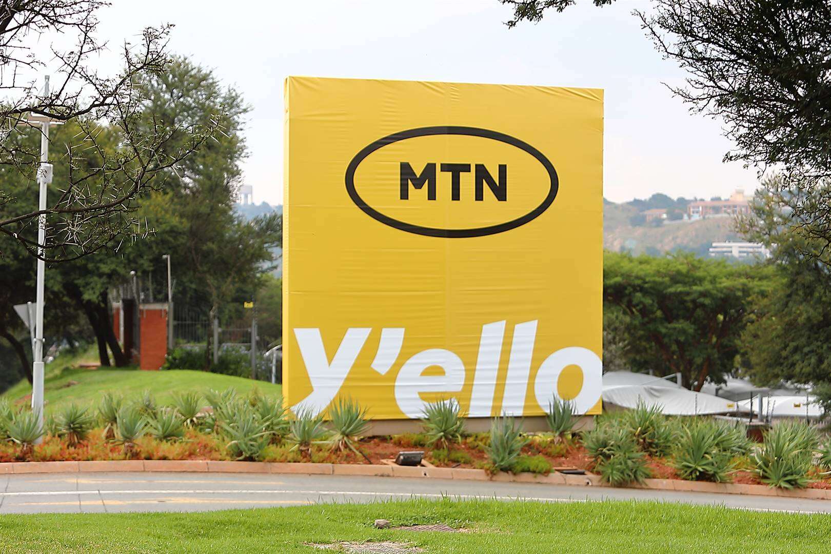 Swak naira, afskrywings laat MTN se verdienste tuimel