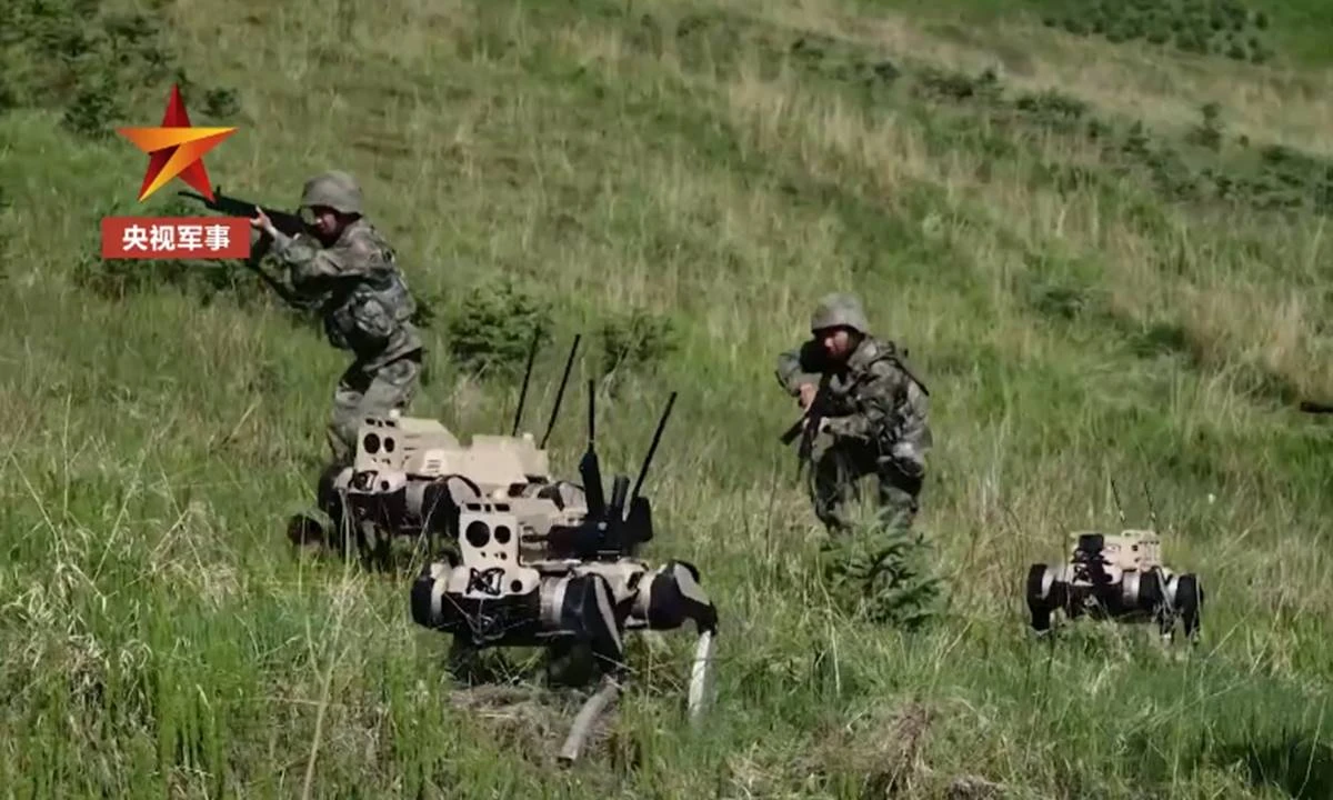 China spog met nuwe ‘wolf’-robotte wat troepe op slagveld kan vervang
