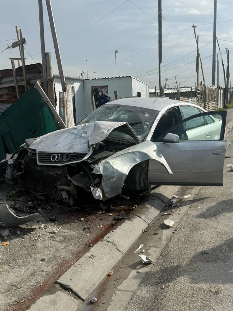Gekaapte Audi tref muur in jaagtog, 2 verdagtes vlug