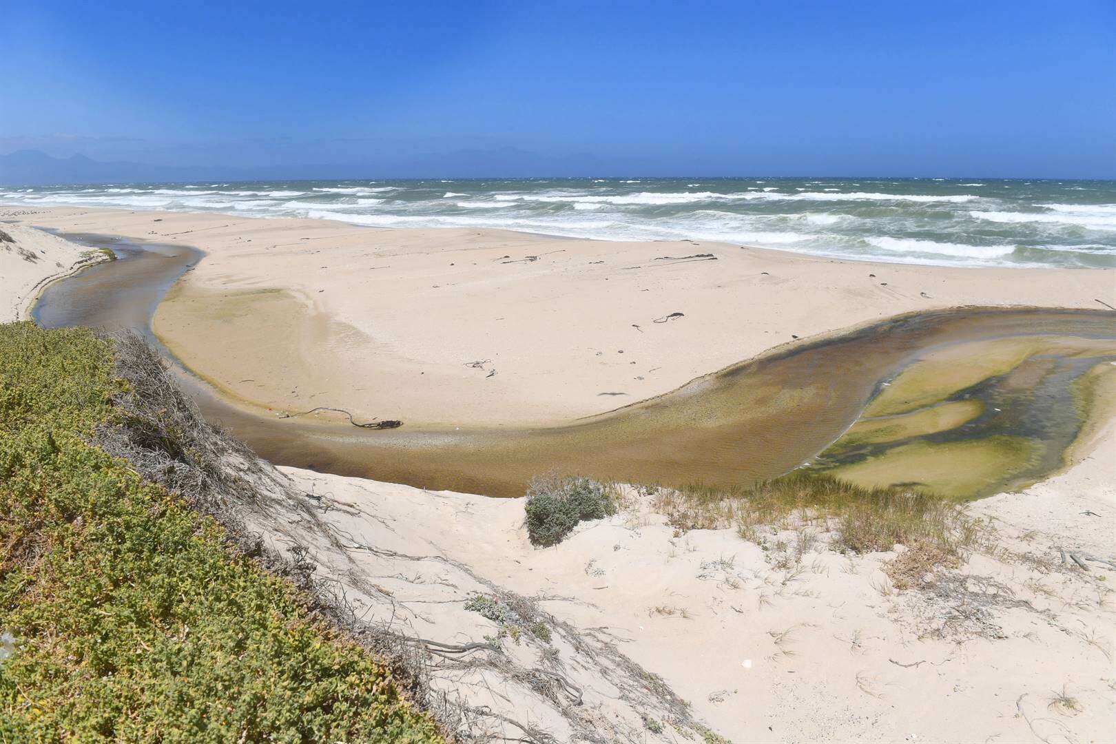 FOTO’S | Strafsaak teen Kaapstad-metro oor riool op Strandfonteinstrand geopen