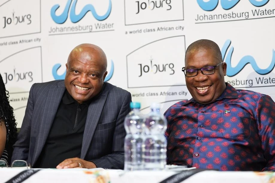 DA se wantrouemosie teen Jhb se 1ste burger, speaker bloot ontwrigtend – Lesufi