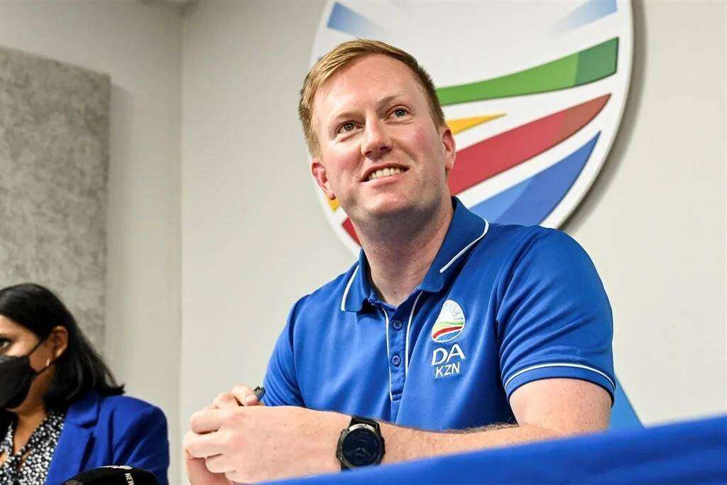 DA-minister draai kraantjie vir nuwe huise en meubels vir LP’s toe