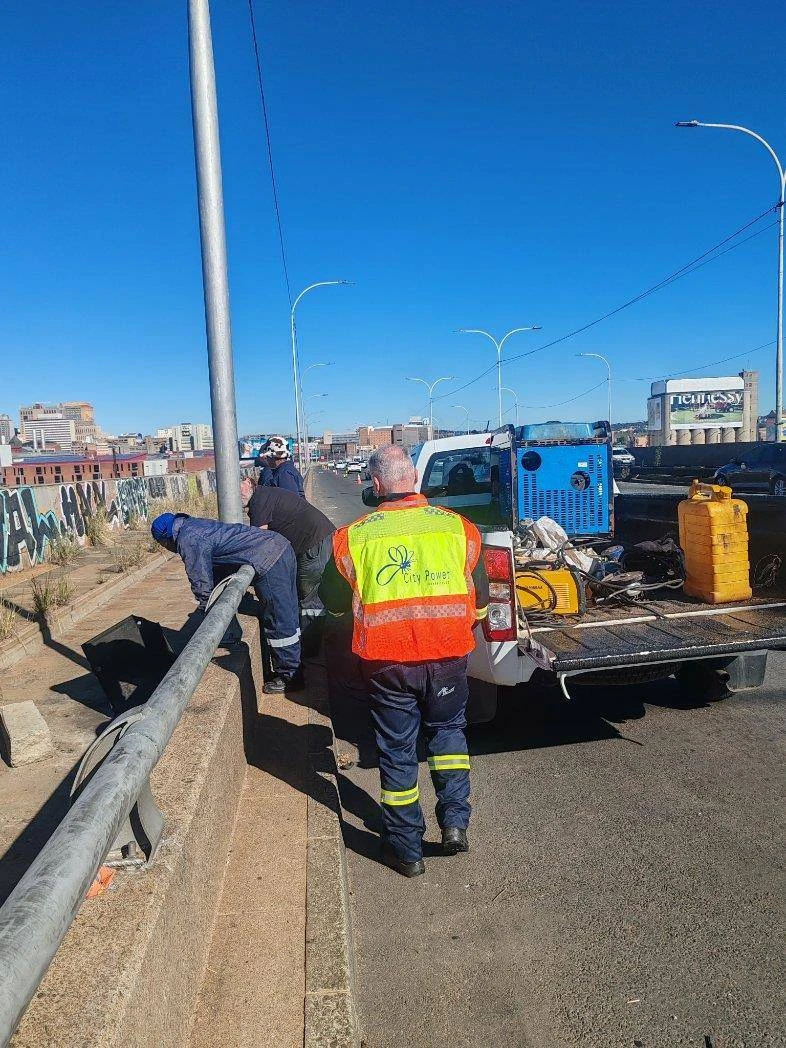 Kragkabels onder M1-brug dalk met opset aan brand gesteek – City Power